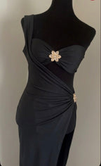Set 3 Pezzi Costume Asimmetrico e Copricostume Nero con Gioiello