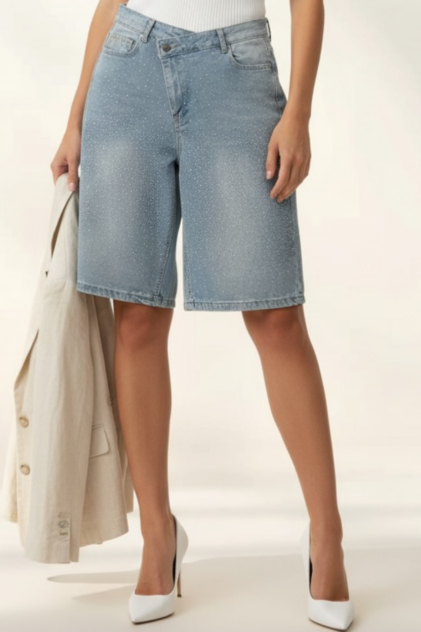 Bermuda in Jeans "Billie Jean" con Strass e Chiusura Asimmetrica