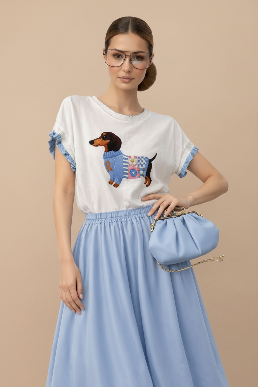 T-Shirt "Dachshund Chic" in Cotone con Ricamo Bassotto e Maniche a Volant