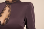 Abito "Mistero Notturno" – Maxi Dress in Satin con Intarsi in Pizzo