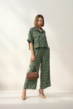 Set Coordinato "Liza" – Completo Crop Shirt e Pantaloni Wide Leg a Pois Verde Oliva
